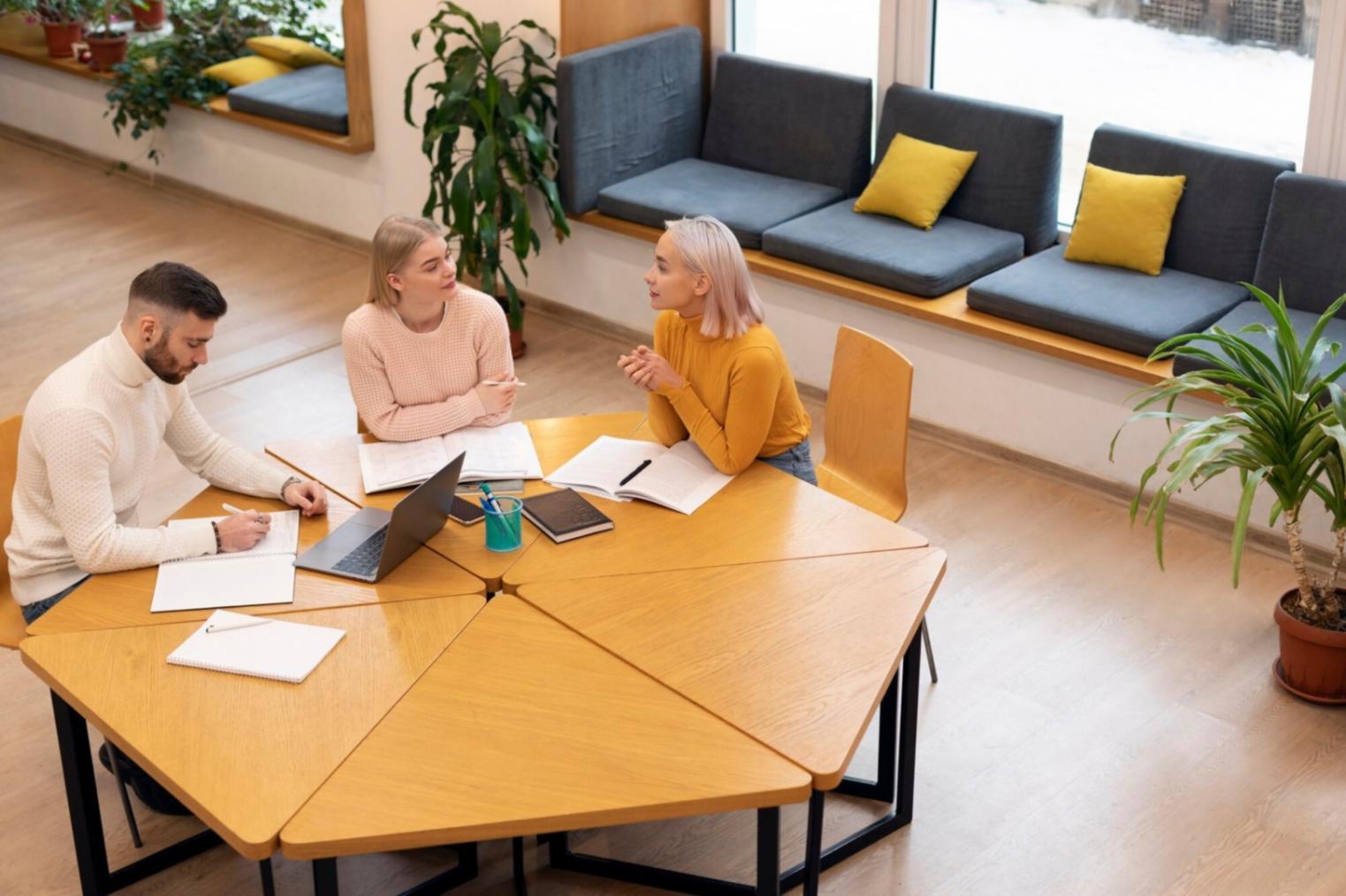 Tim profesional Ryltimos Lerentex sedang melakukan analisis laporan keuangan trading