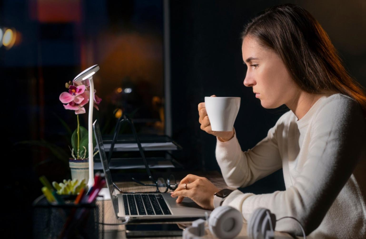 Analisis laporan keuangan dengan berbagai dokumen dan grafik